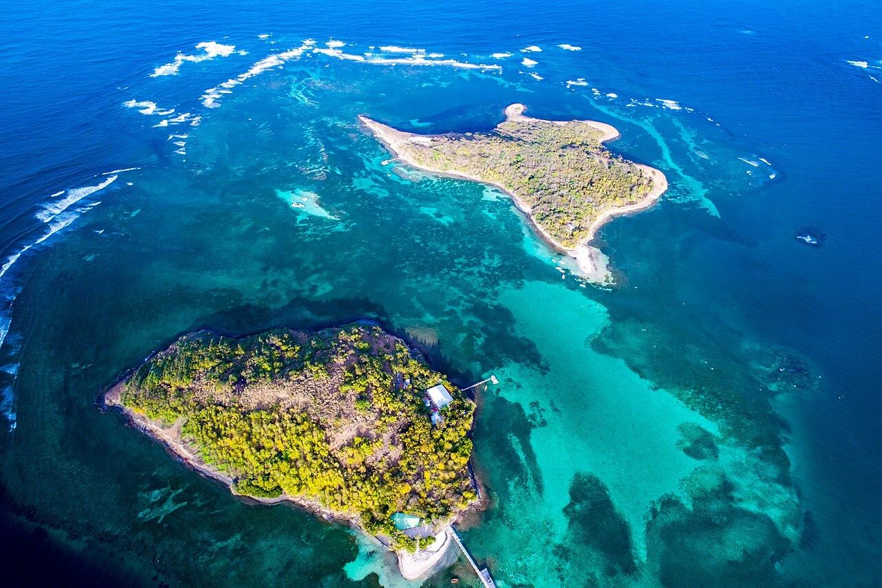 Les îlets Oscar et Thierry et les eaux de la Baignoire de Joséphine vus du ciel