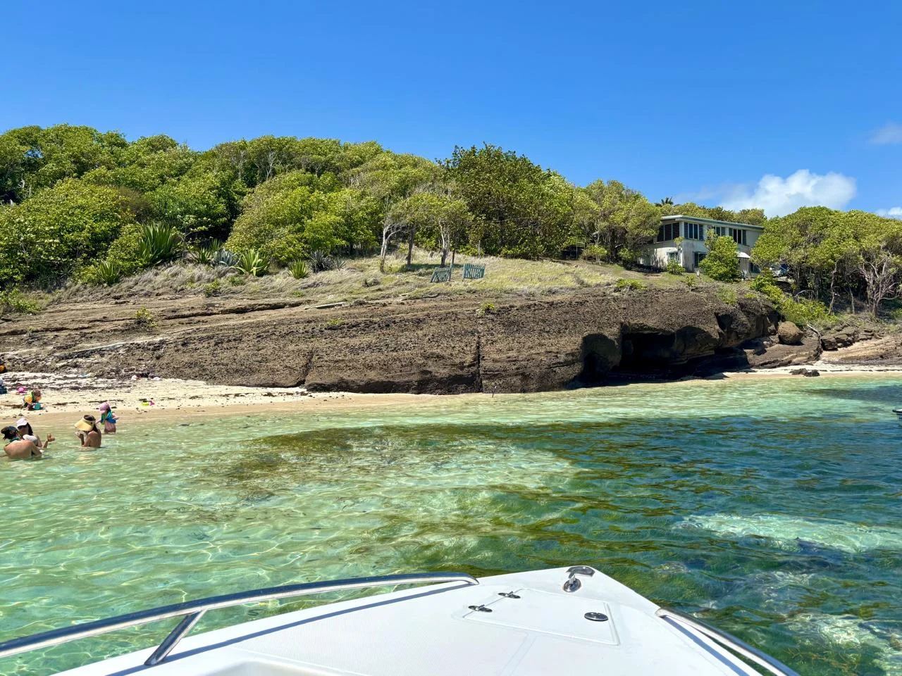 Vue depuis la proue du bateau sur un îlet du François et ses eaux turquoise