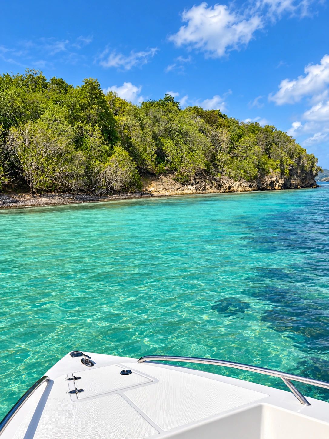 Navigation le long de la végétation d'un îlet, eau turquoise