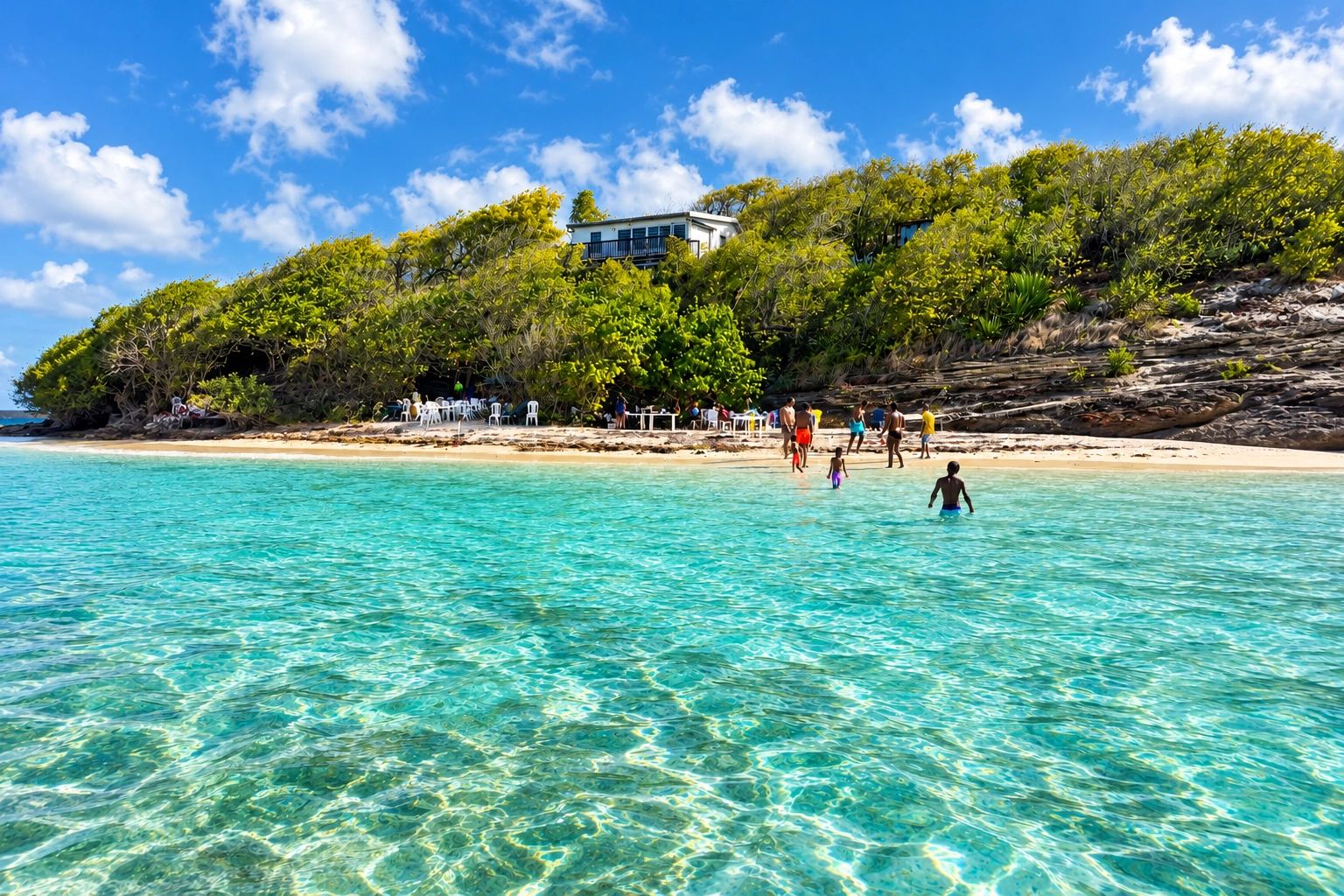 Plage d'îlet et eau turquoise peu profonde